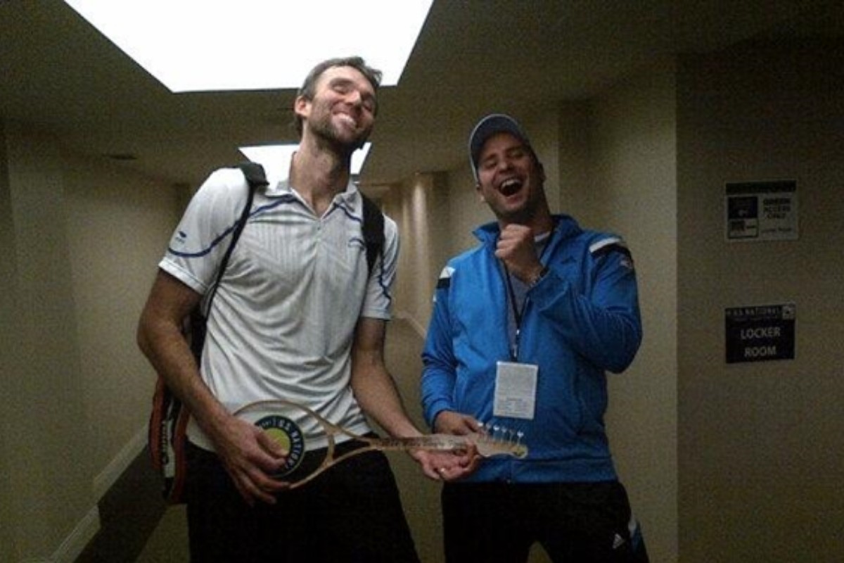 Poznati Srbin pocepao majicu ispred kraljice Elizabete: Zaplakao kada su mu rekli koliku kaznu mora da plati