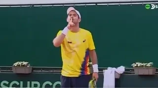 Umalo opšti haos zbog poteza Kolumbijca – publika posegla za flašama, reagovala i policija (VIDEO)