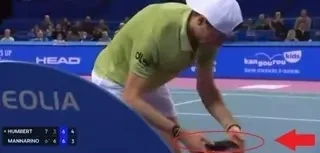 Loše namešta ili je samo nesrećna slučajnost: Bio na tri poena od pobede, pogledao u telefon, pa izgubio VIDEO