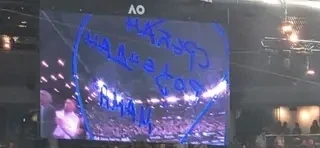 Pogledajte šta je Novak napisao na kameri (FOTO)