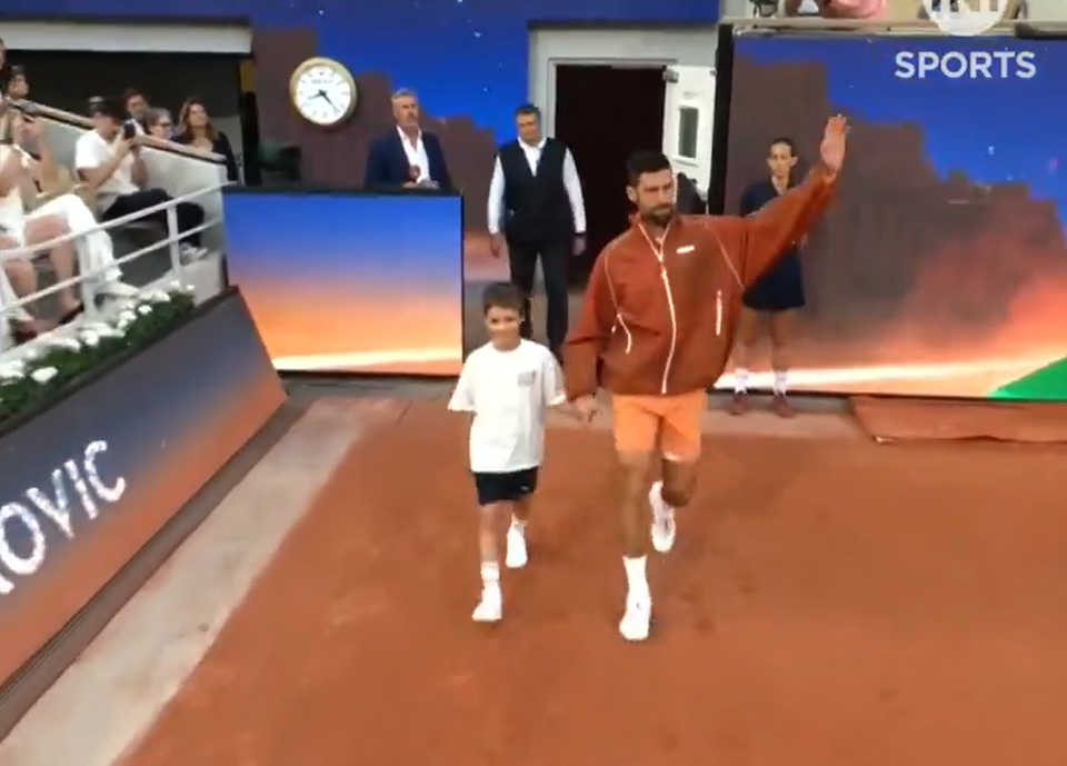 Đoković iznenadio na Rolan Garosu: Pogledajte šta je nosio na leđima (VIDEO)