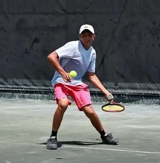 Mali Bugarin je čudo od deteta – igra bez bekhenda, a najmlađi je na ATP listi! (VIDEO)